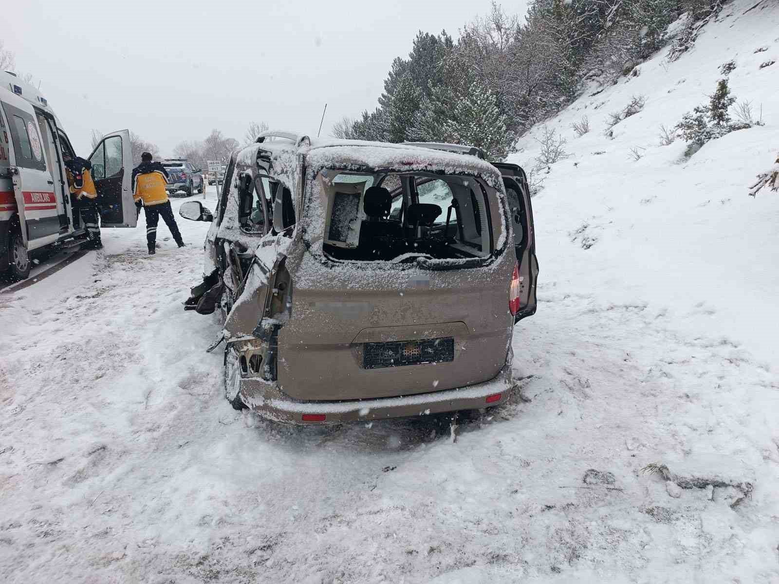 Bolu’da kamyon ile hafif ticari araç çarpıştı: 2 yaralı
