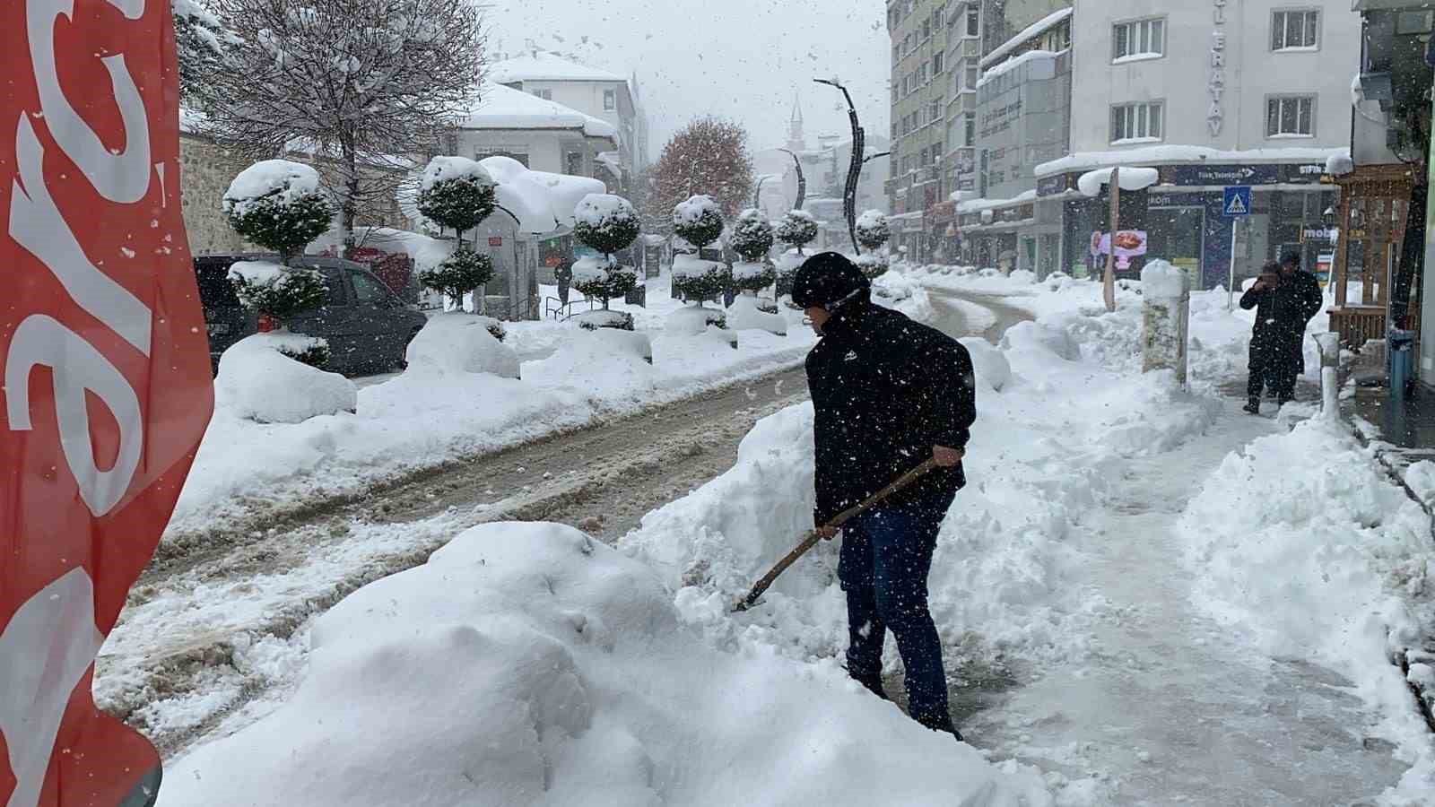 Bolu’da kar kürekleri ’yok’ sattı
Bolu’da kar kürekleri ’yok’ sattı