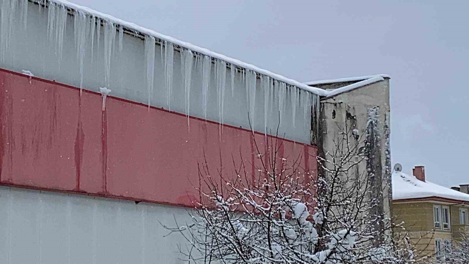 Bolu’da kar ve buz kütleleri tehlike saçıyor
