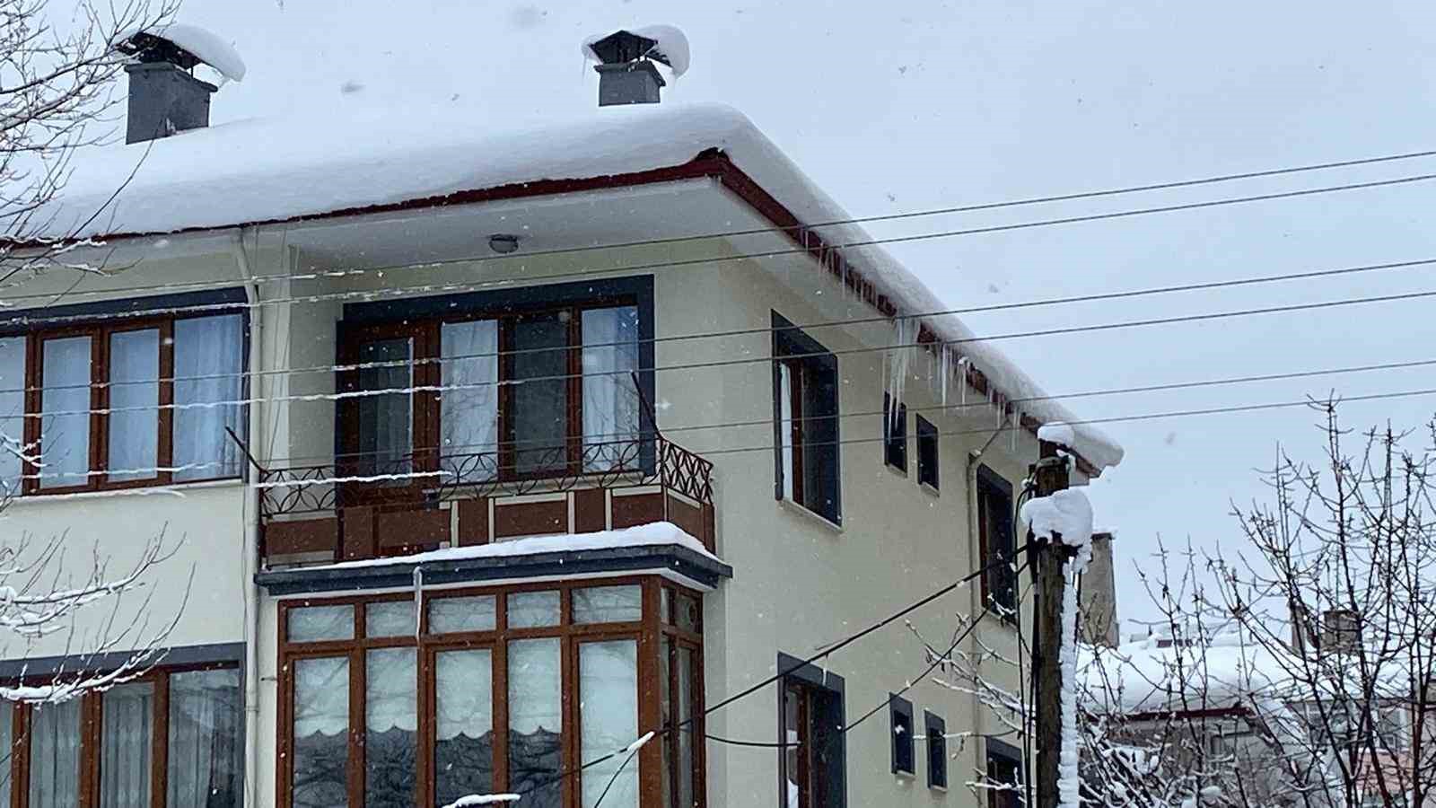 Bolu’da kar ve buz kütleleri tehlike saçıyor
