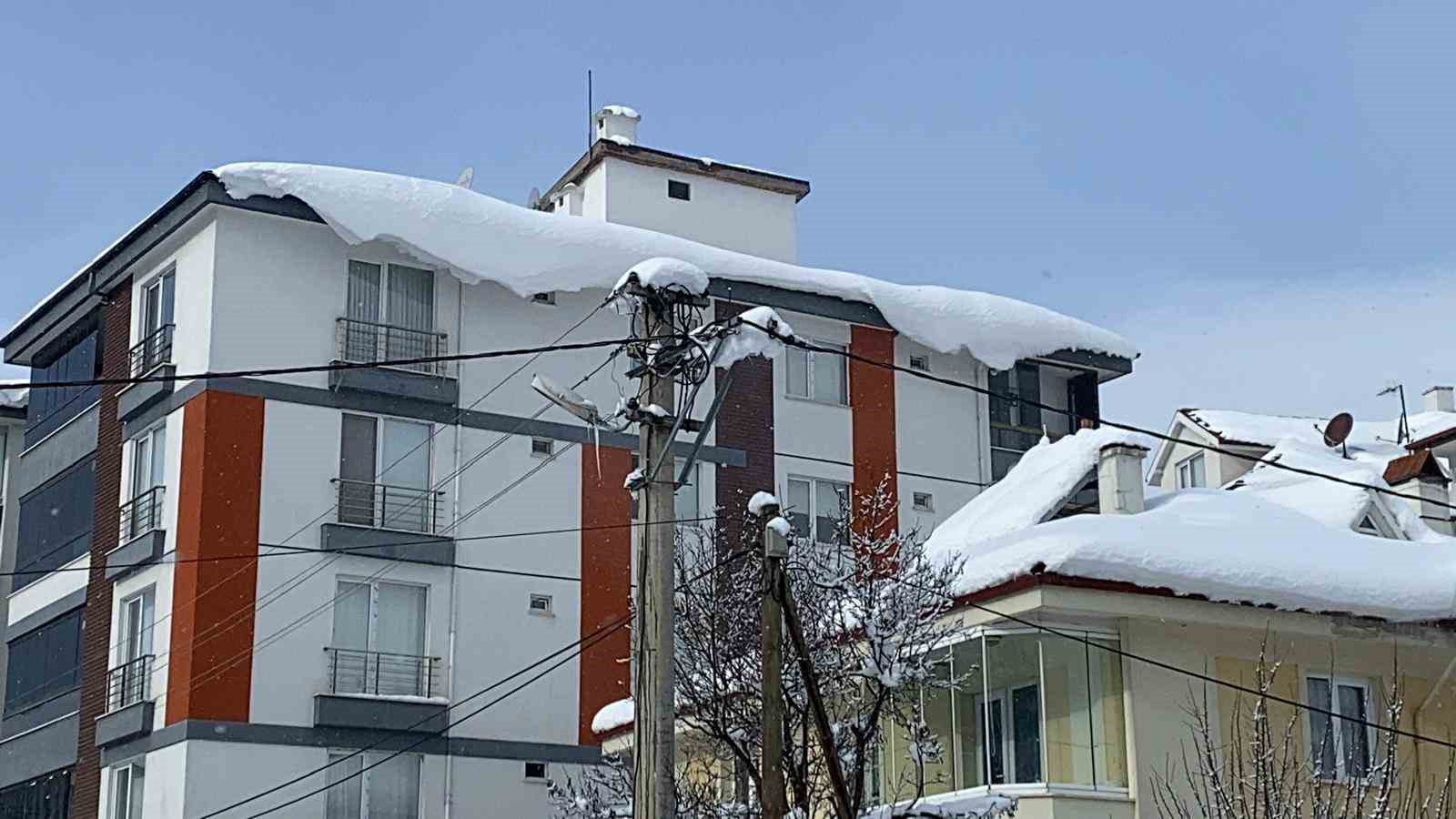 Bolu’da kar ve buz kütleleri tehlike saçıyor
