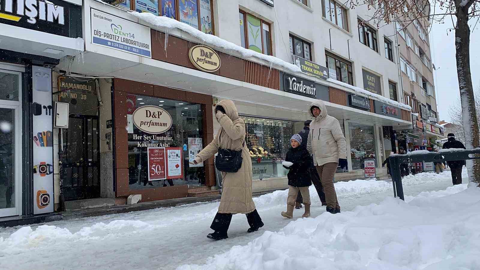 Bolu’da kar ve buz kütleleri tehlike saçıyor
