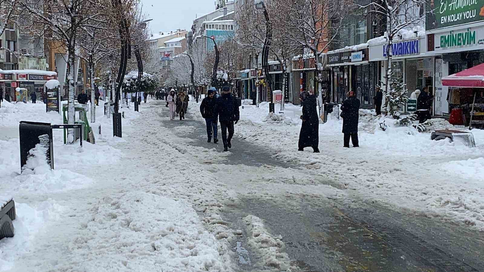Bolu’da kar ve buz kütleleri tehlike saçıyor
