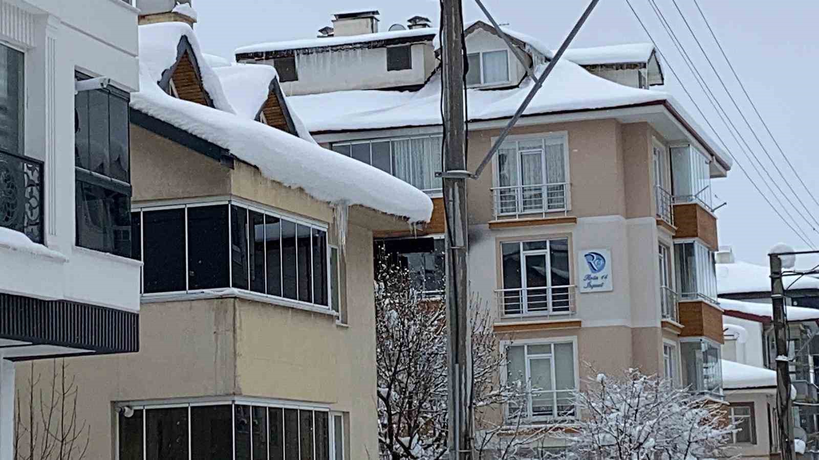 Bolu’da kar ve buz kütleleri tehlike saçıyor
