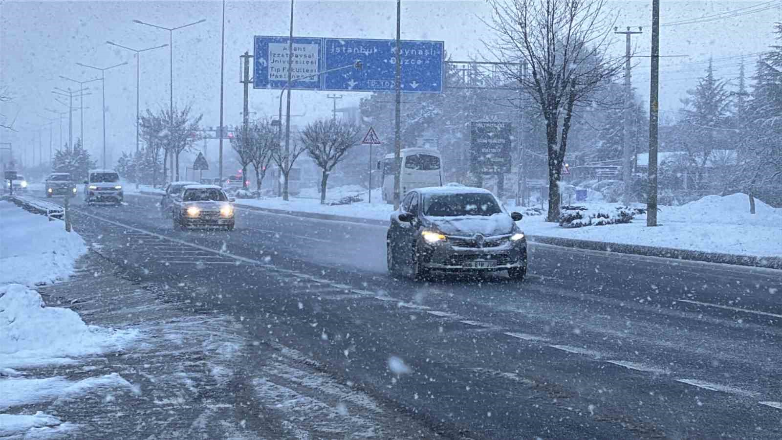 Bolu’da kar yağışı etkili oluyor
