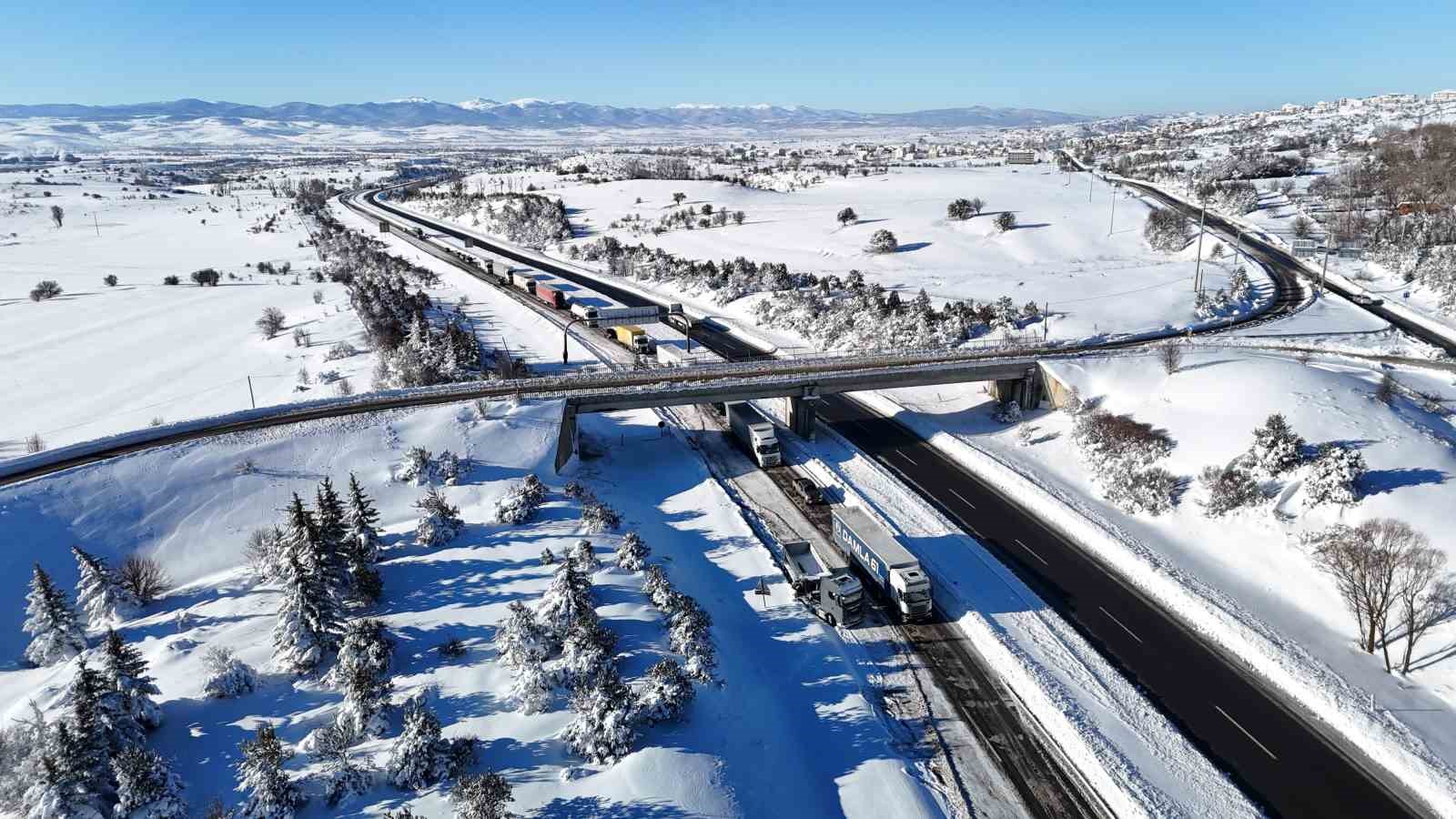 Bolu’da kar yağışının esir aldığı Gerede-Samsun yolu havada görüntülendi: Yol trafiğe açık
