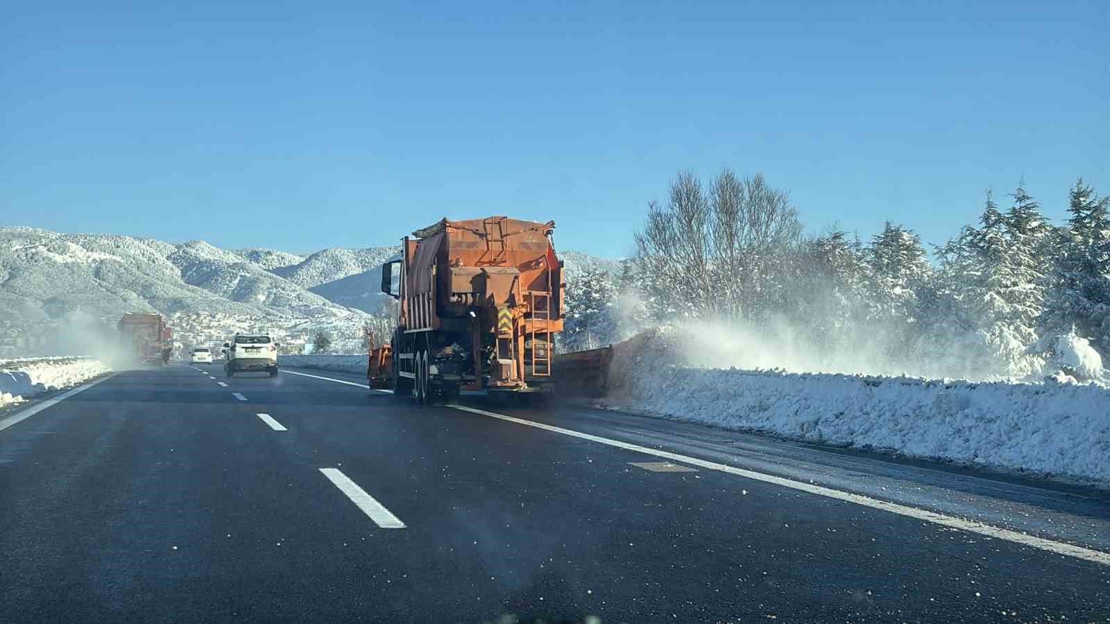Bolu’da kar yağışının esir aldığı Gerede-Samsun yolu havada görüntülendi: Yol trafiğe açık
