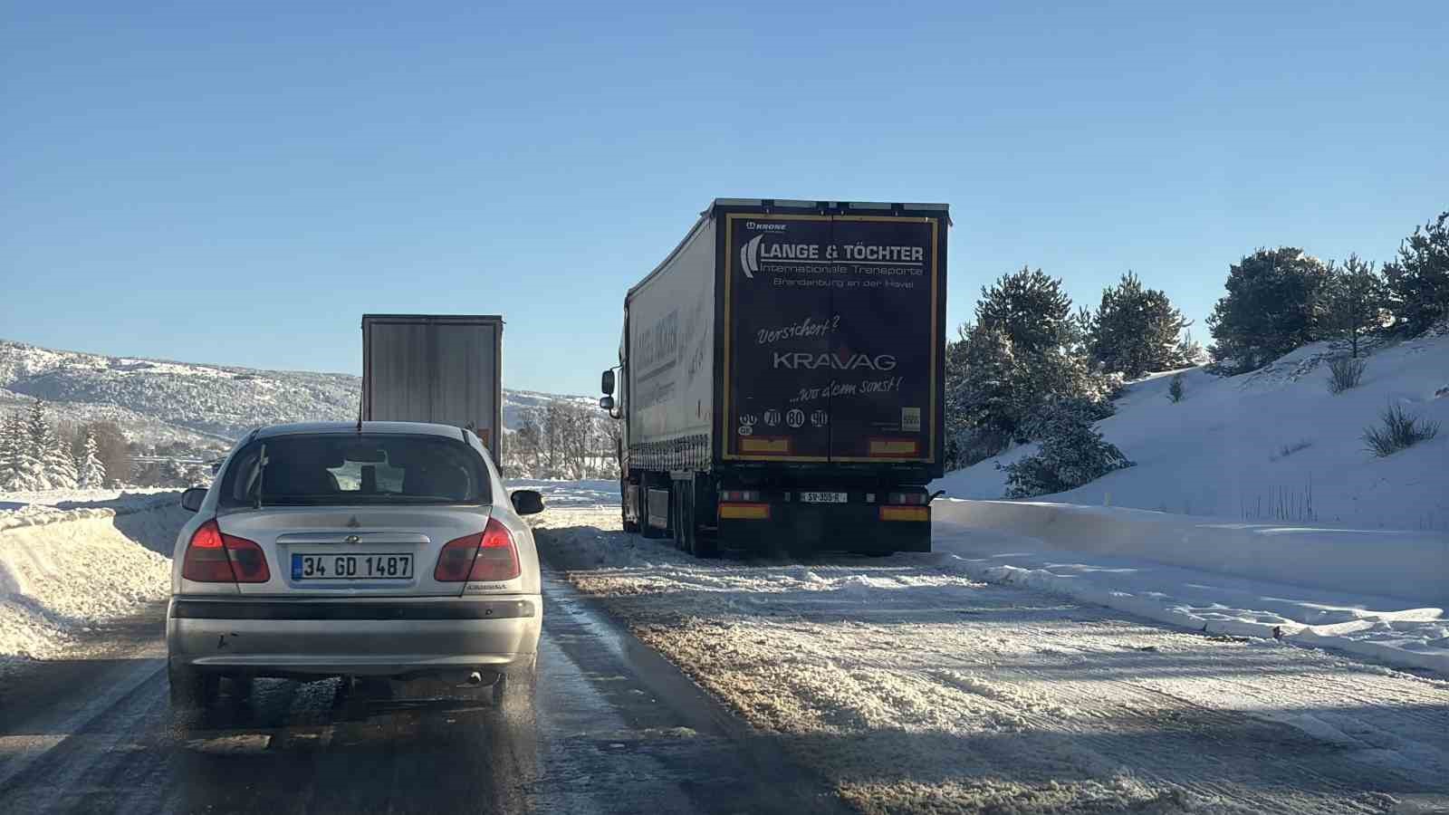 Bolu’da kar yağışının esir aldığı Gerede-Samsun yolu havada görüntülendi: Yol trafiğe açık

