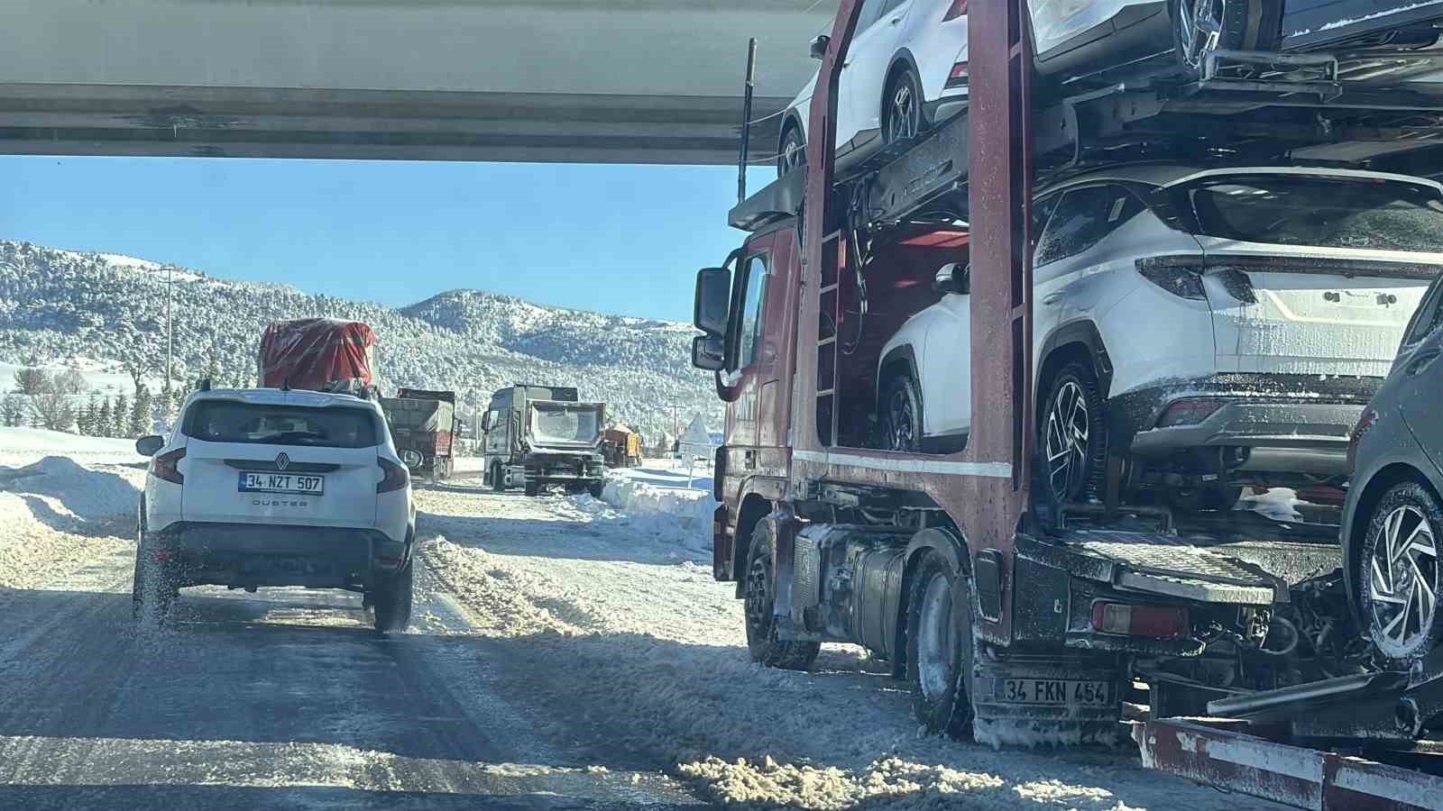 Bolu’da kar yağışının esir aldığı Gerede-Samsun yolu havada görüntülendi: Yol trafiğe açık
