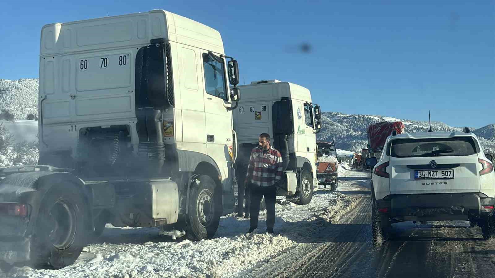 Bolu’da kar yağışının esir aldığı Gerede-Samsun yolu havada görüntülendi: Yol trafiğe açık
