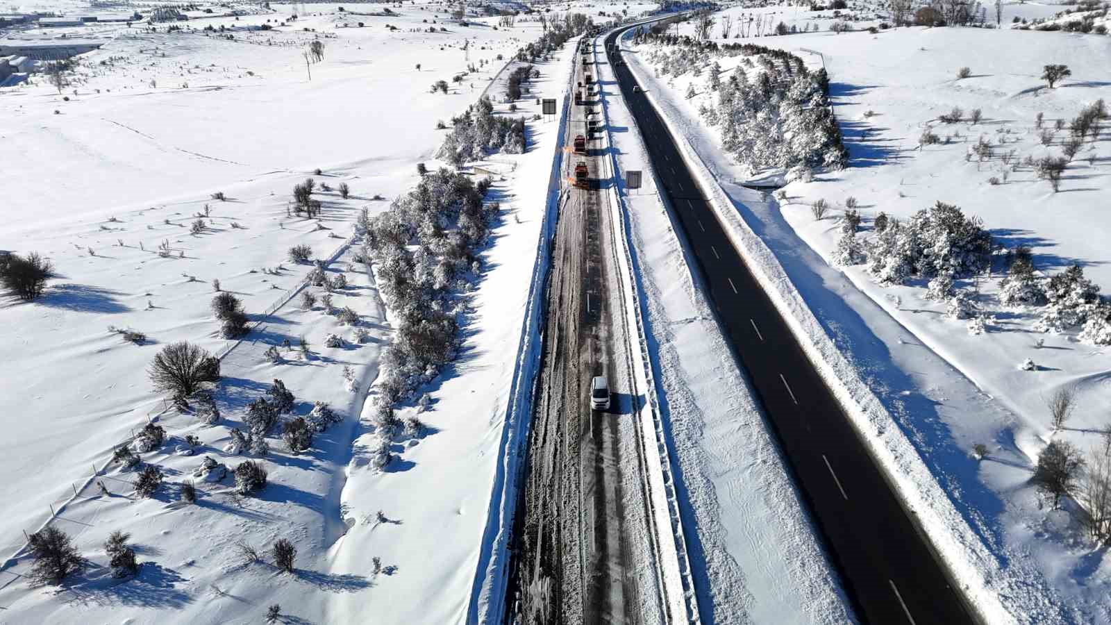 Bolu’da kar yağışının esir aldığı Gerede-Samsun yolu havada görüntülendi: Yol trafiğe açık
