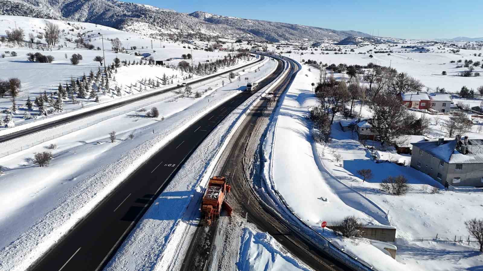 Bolu’da kar yağışının esir aldığı Gerede-Samsun yolu havada görüntülendi: Yol trafiğe açık
