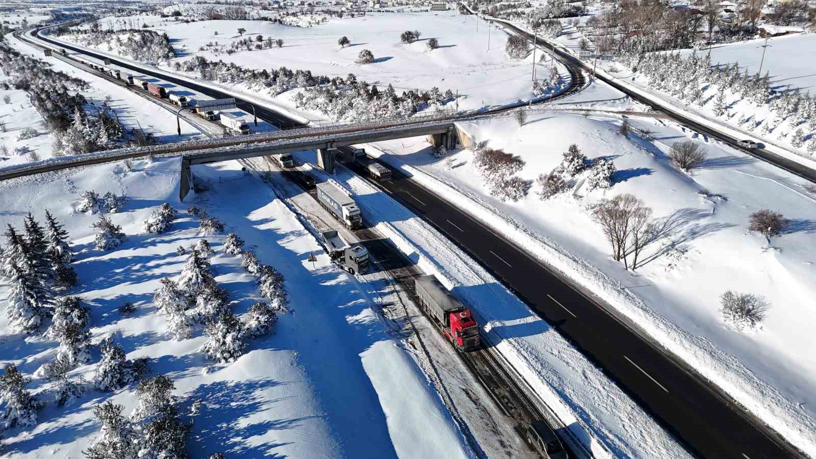 Bolu’da kar yağışının esir aldığı Gerede-Samsun yolu havada görüntülendi: Yol trafiğe açık
