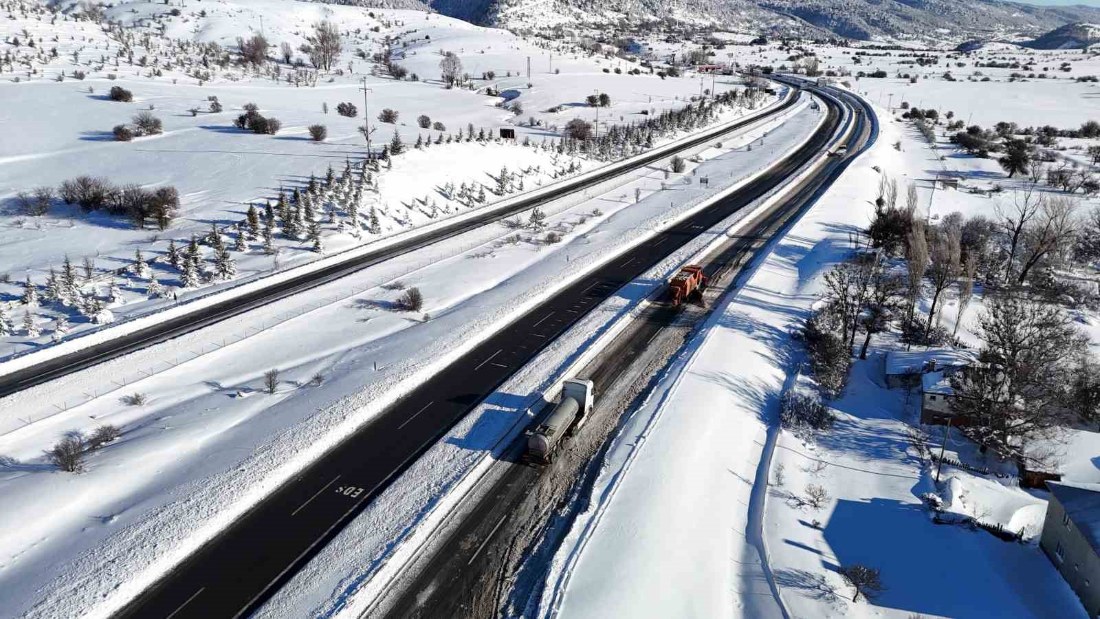 Bolu’da kar yağışının esir aldığı Gerede-Samsun yolu havada görüntülendi: Yol trafiğe açık
