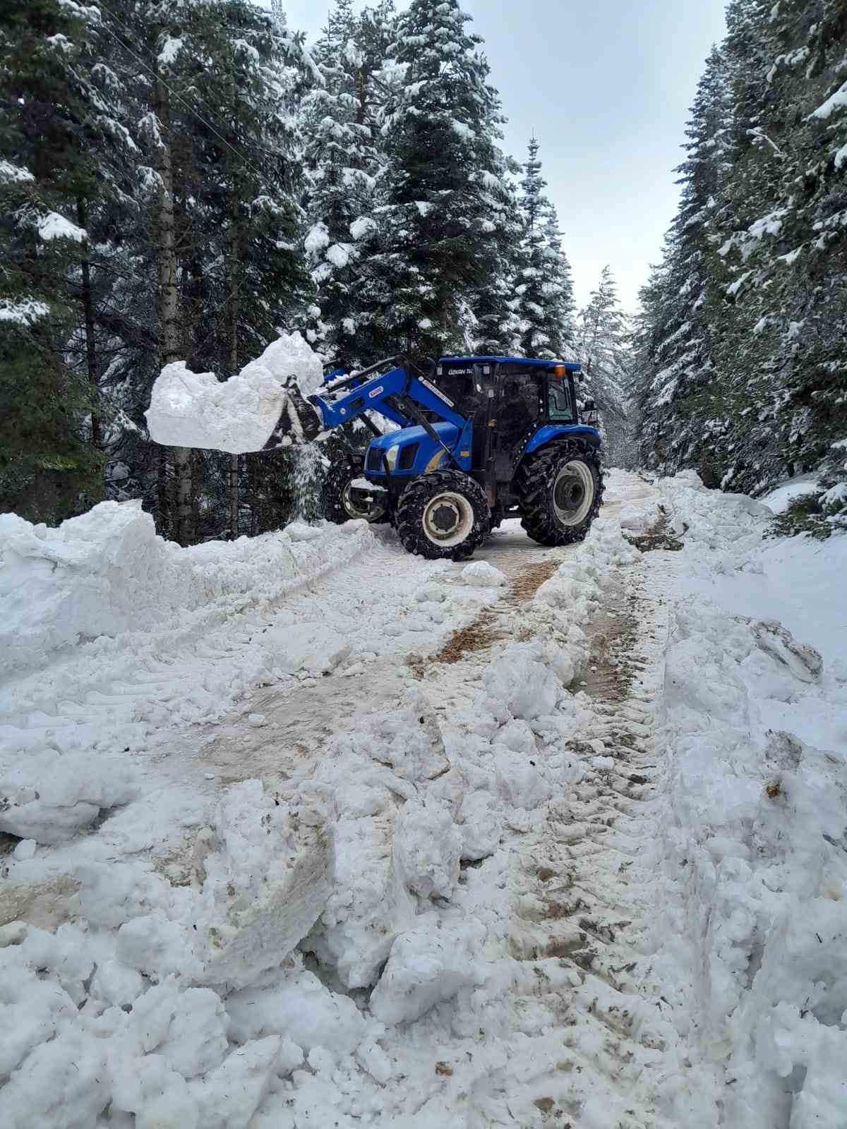 Bolu’da karla kaplanan yayla yollarını köylüler açtı
