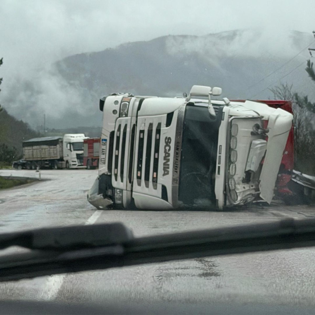 Bolu’da kömür yüklü tır, kayganlaşan yolda devrildi
