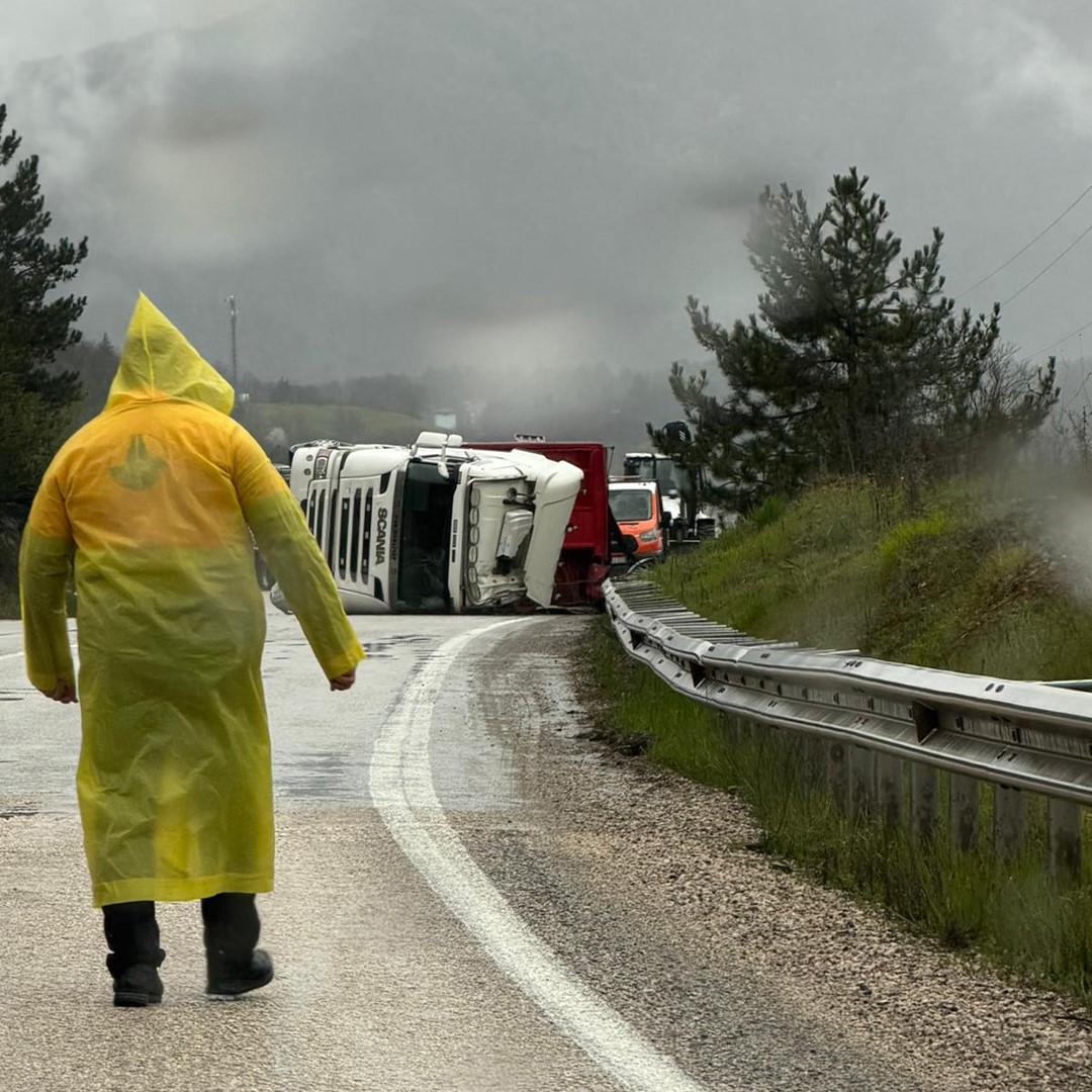 Bolu’da kömür yüklü tır, kayganlaşan yolda devrildi
