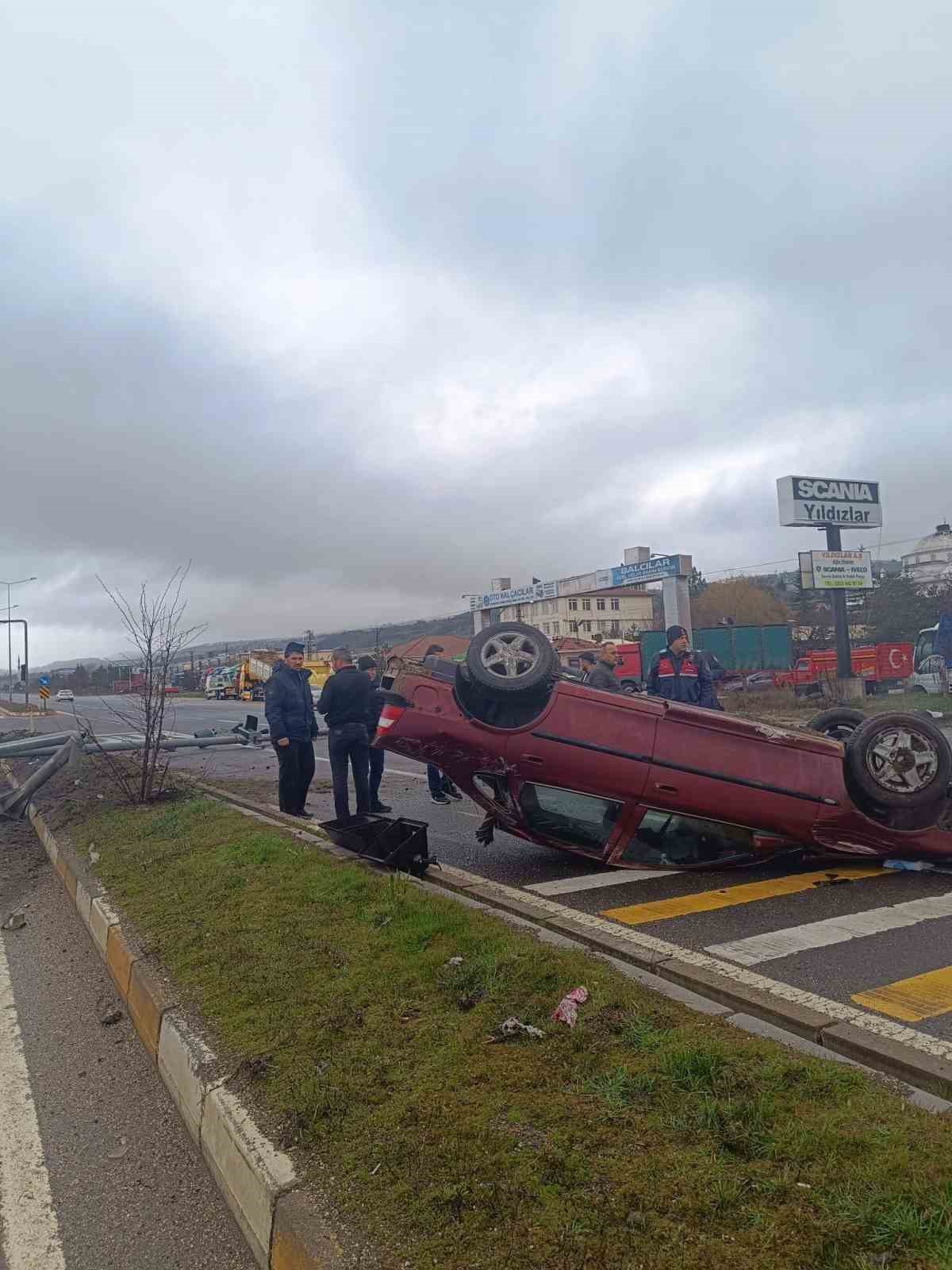 Bolu’da kontrolden çıkan otomobil takla attı: 1 yaralı
