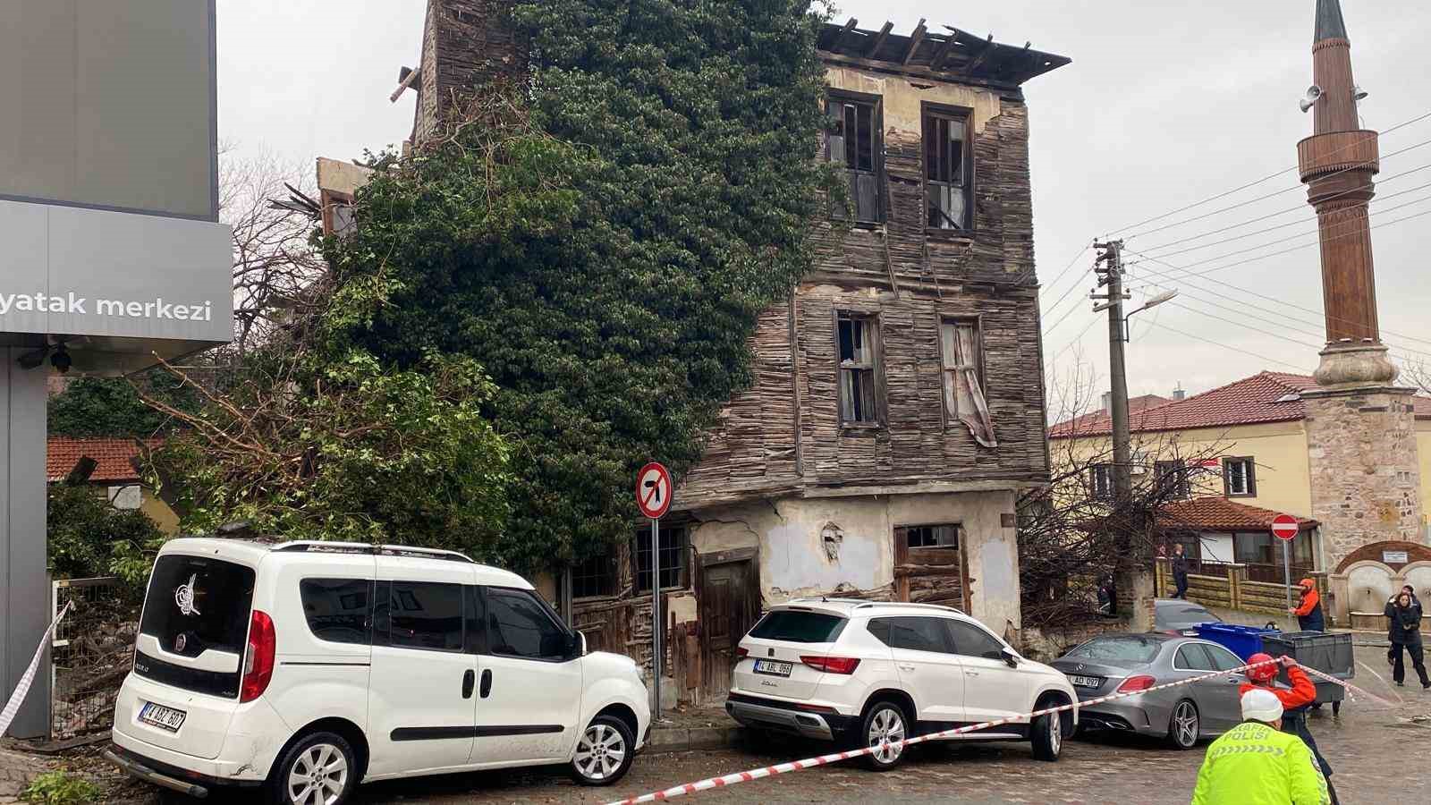 Bolu’da metruk bina çöktü: Bir otomobil hasar aldı
