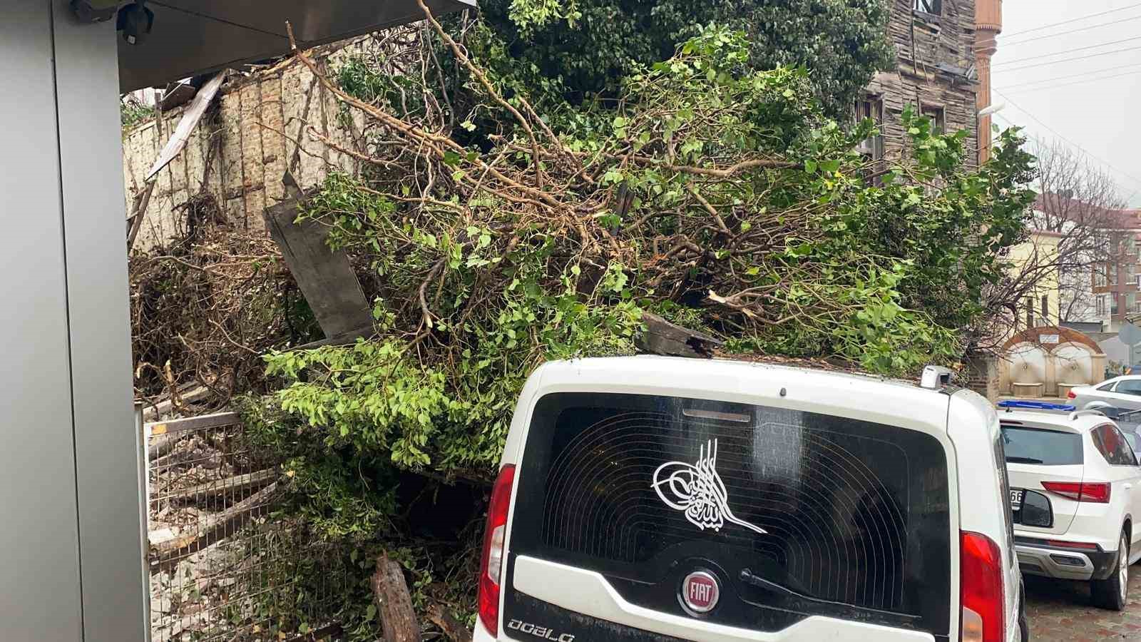 Bolu’da metruk bina çöktü: Bir otomobil hasar aldı
