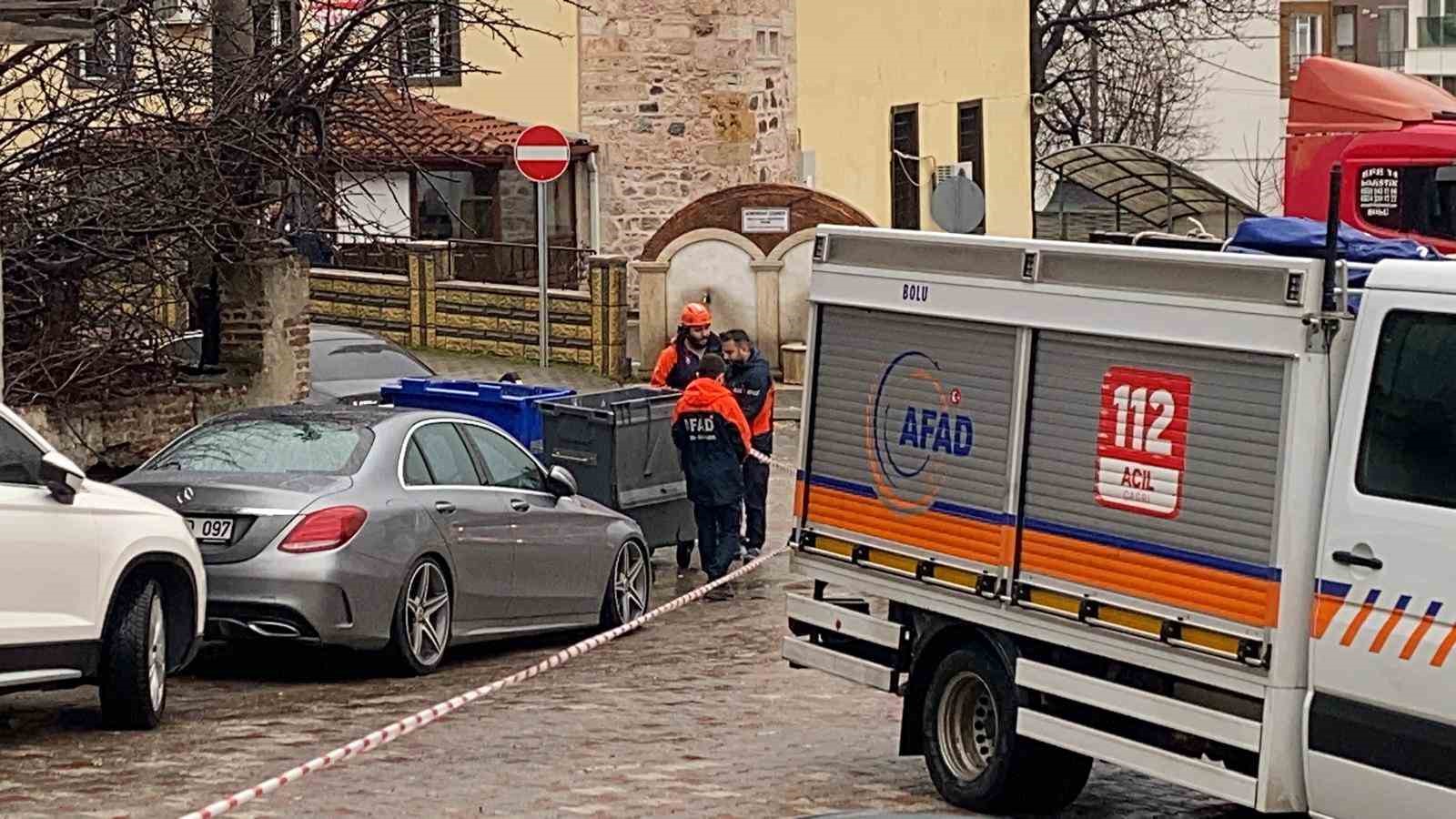 Bolu’da metruk bina çöktü: Bir otomobil hasar aldı
