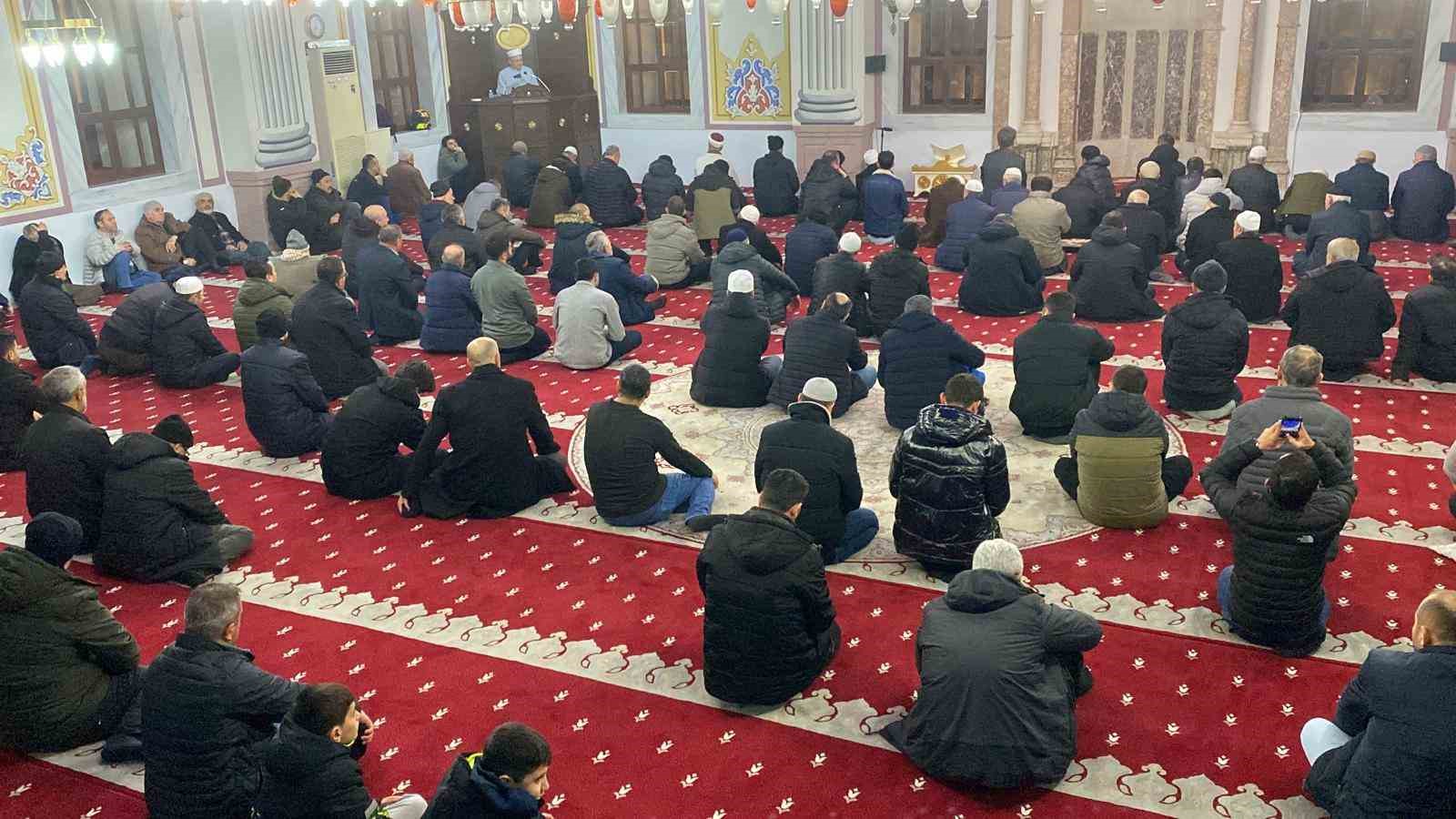 Bolu’da Miraç Kandili’nde vatandaşlar camilere akın etti
