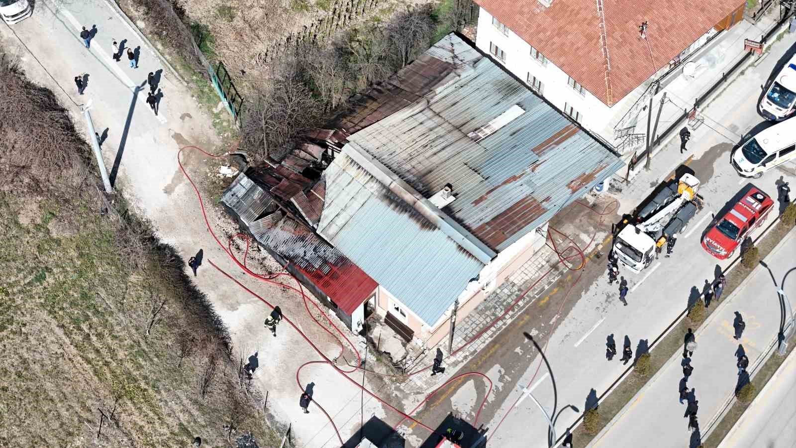 Bolu’da mobilya atölyesiyle bitişikteki ev alevlere teslim oldu
