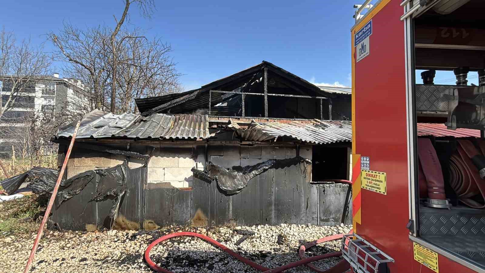 Bolu’da mobilya atölyesiyle bitişikteki ev alevlere teslim oldu
