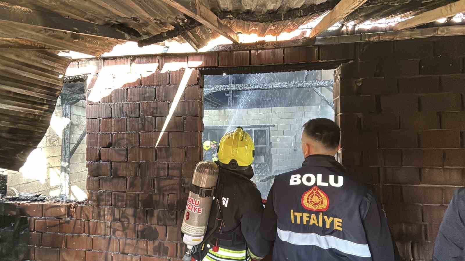 Bolu’da mobilya atölyesiyle bitişikteki ev alevlere teslim oldu

