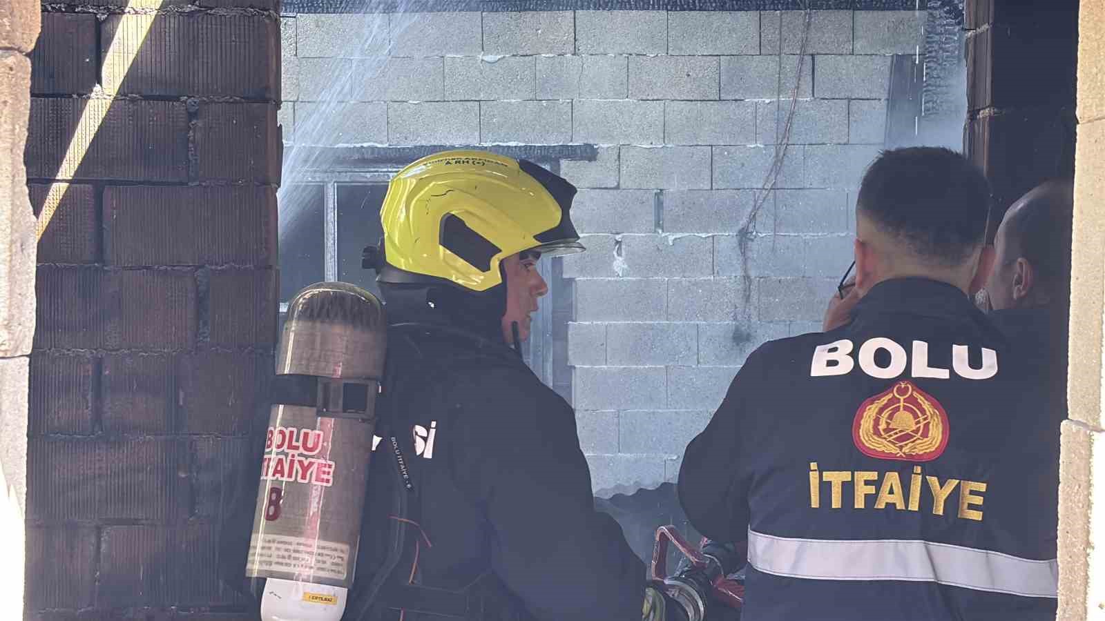 Bolu’da mobilya atölyesiyle bitişikteki ev alevlere teslim oldu
