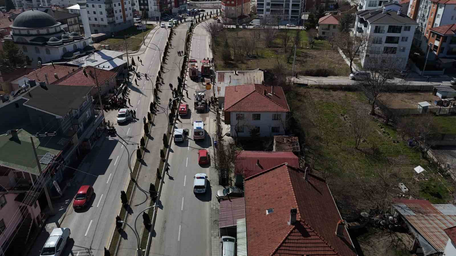 Bolu’da mobilya atölyesiyle bitişikteki ev alevlere teslim oldu

