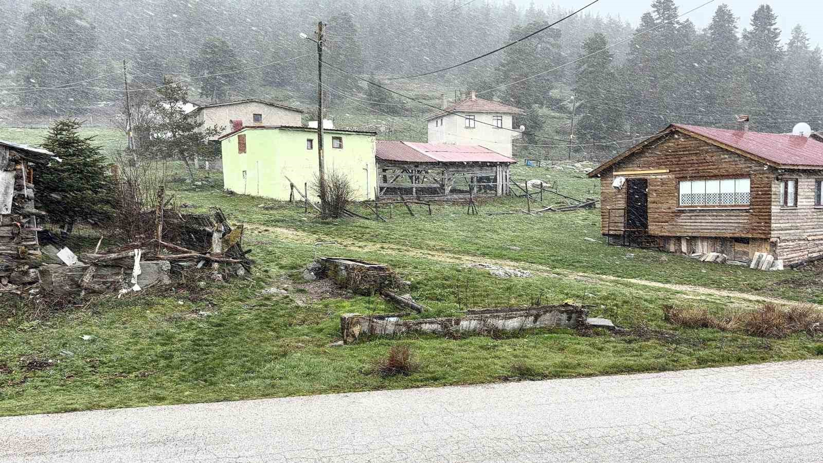 Bolu’da nisan ayında kar sürprizi
