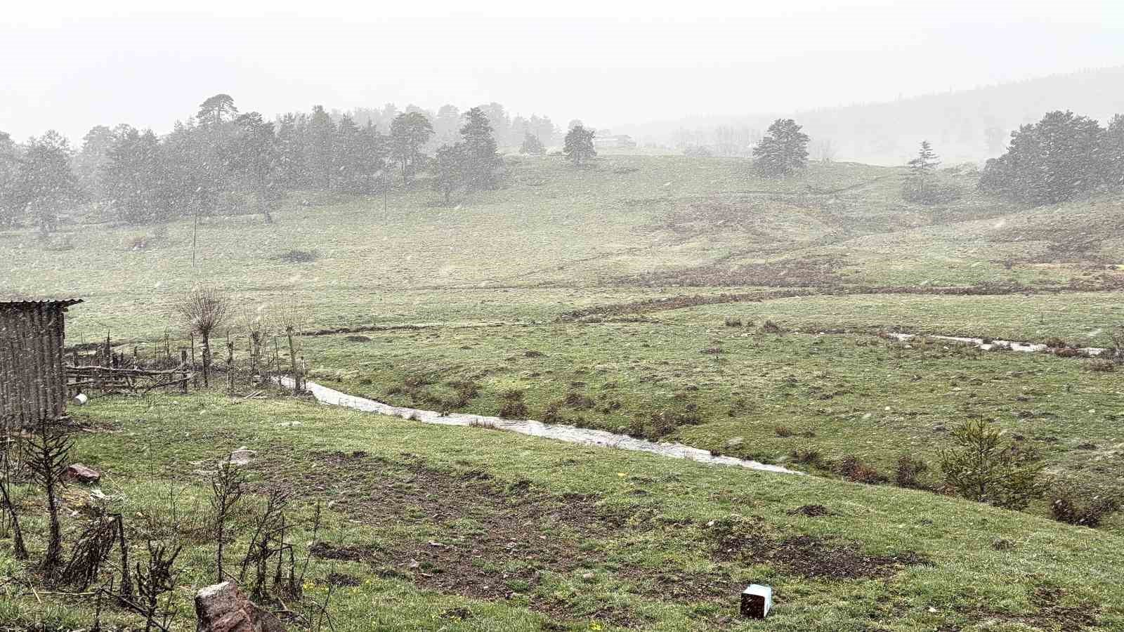 Bolu’da nisan ayında kar sürprizi
