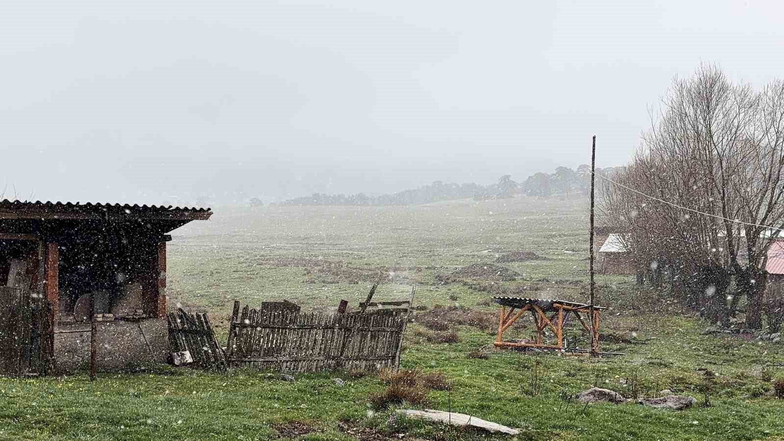 Bolu’da nisan ayında kar sürprizi
