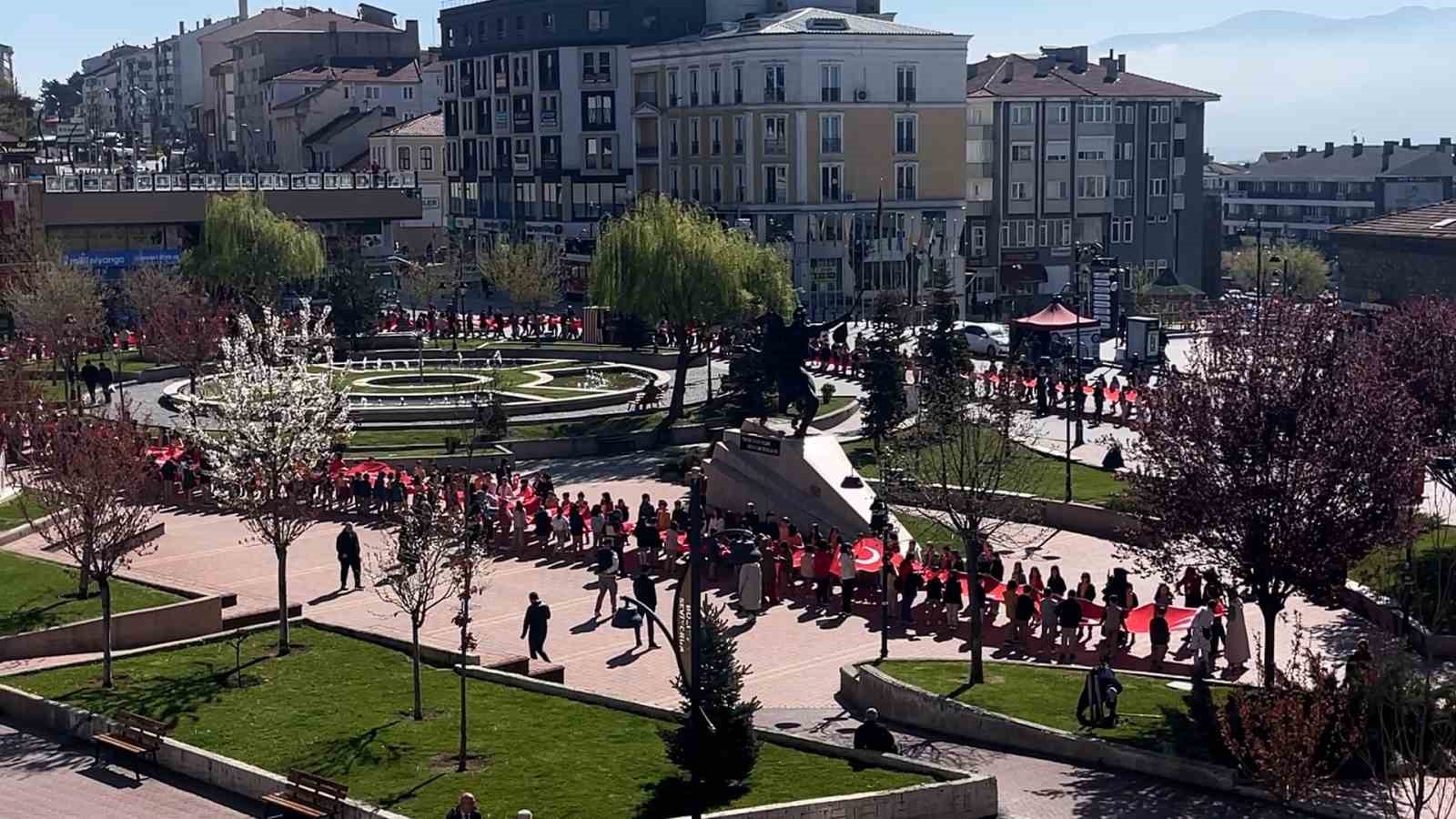 Bolu’da öğrenciler 200 metrelik Türk bayrağıyla caddede yürüdü
