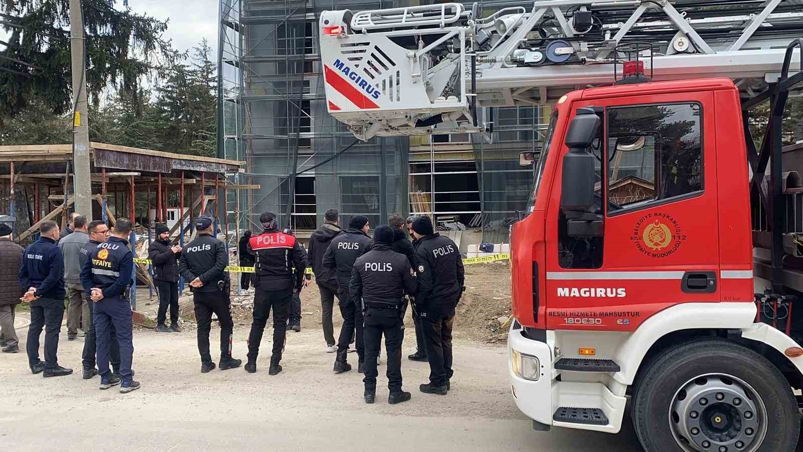 Bolu’da okul inşaatında işçiler parasını alamayınca çatıya çıktı
