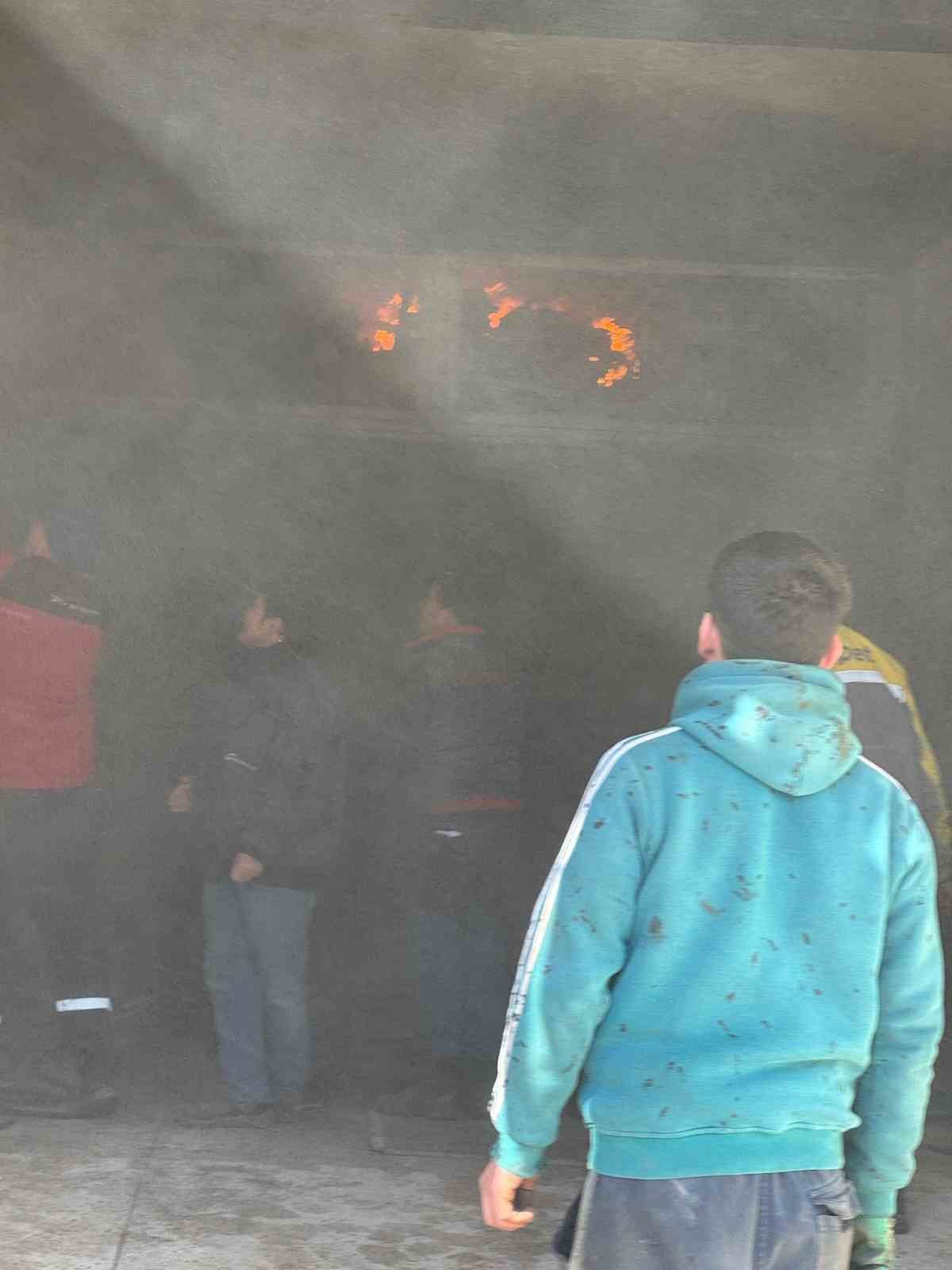 Bolu’da oto kuaför dükkanında çıkan yangın paniğe neden oldu
