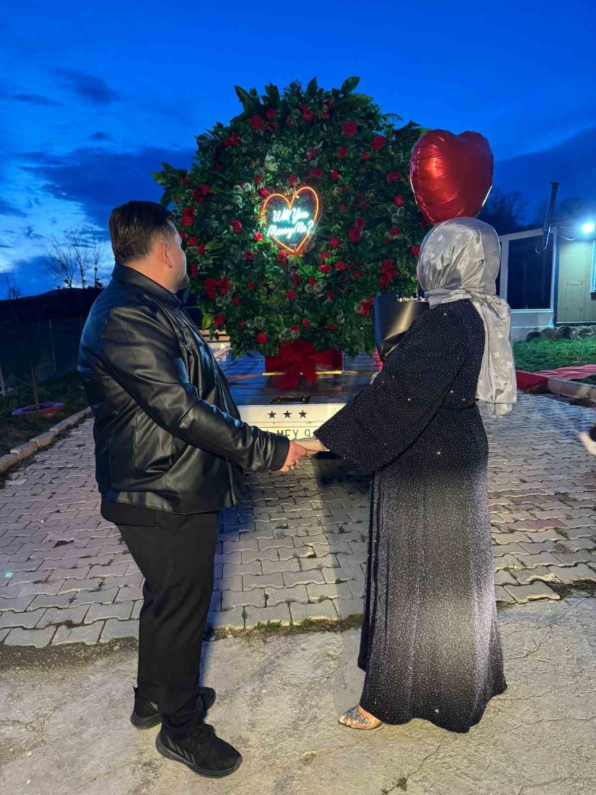 Bolu’da oto kurtarıcıdan görülmemiş evlilik teklifi
