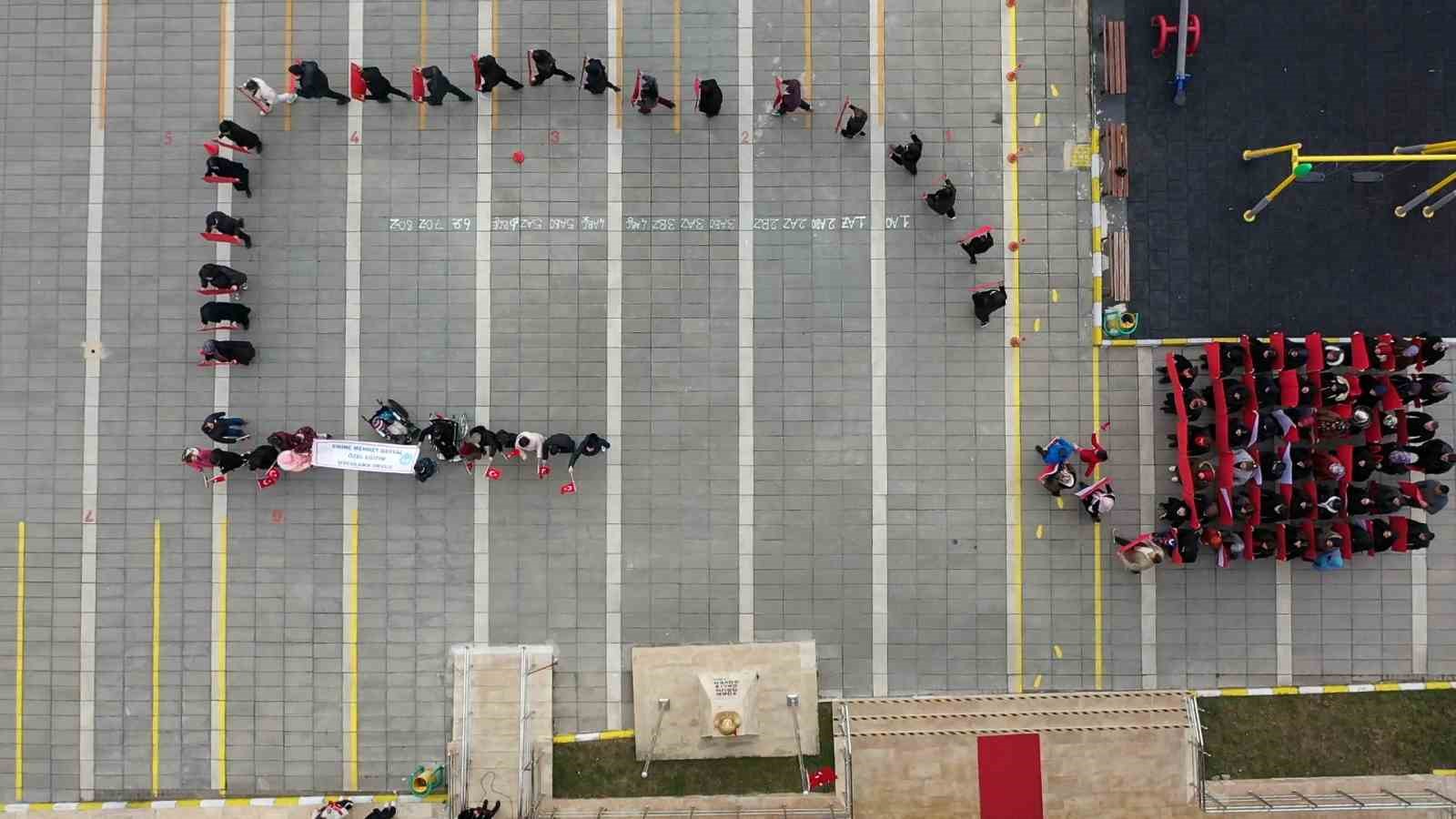 Bolu’da özel öğrencilerden anlamlı bayrak koreografisi
