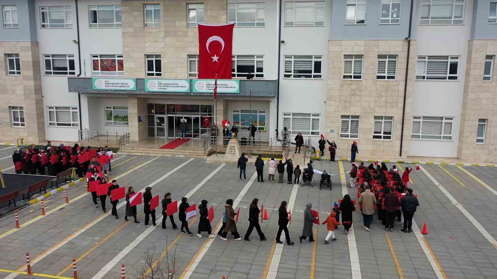 Bolu’da özel öğrencilerden anlamlı bayrak koreografisi
