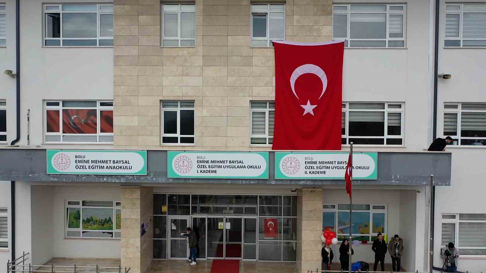 Bolu’da özel öğrencilerden anlamlı bayrak koreografisi
