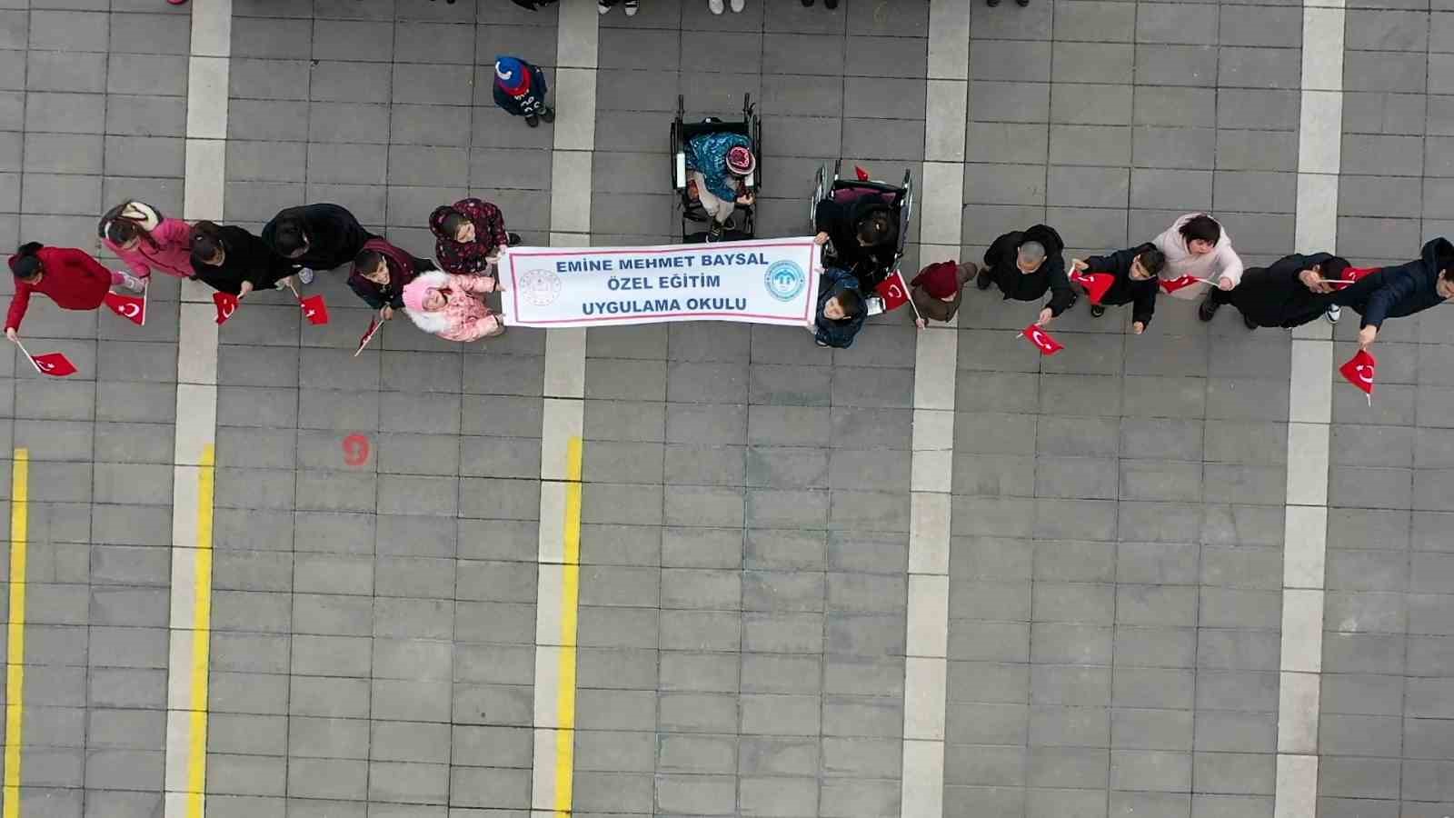 Bolu’da özel öğrencilerden anlamlı bayrak koreografisi
