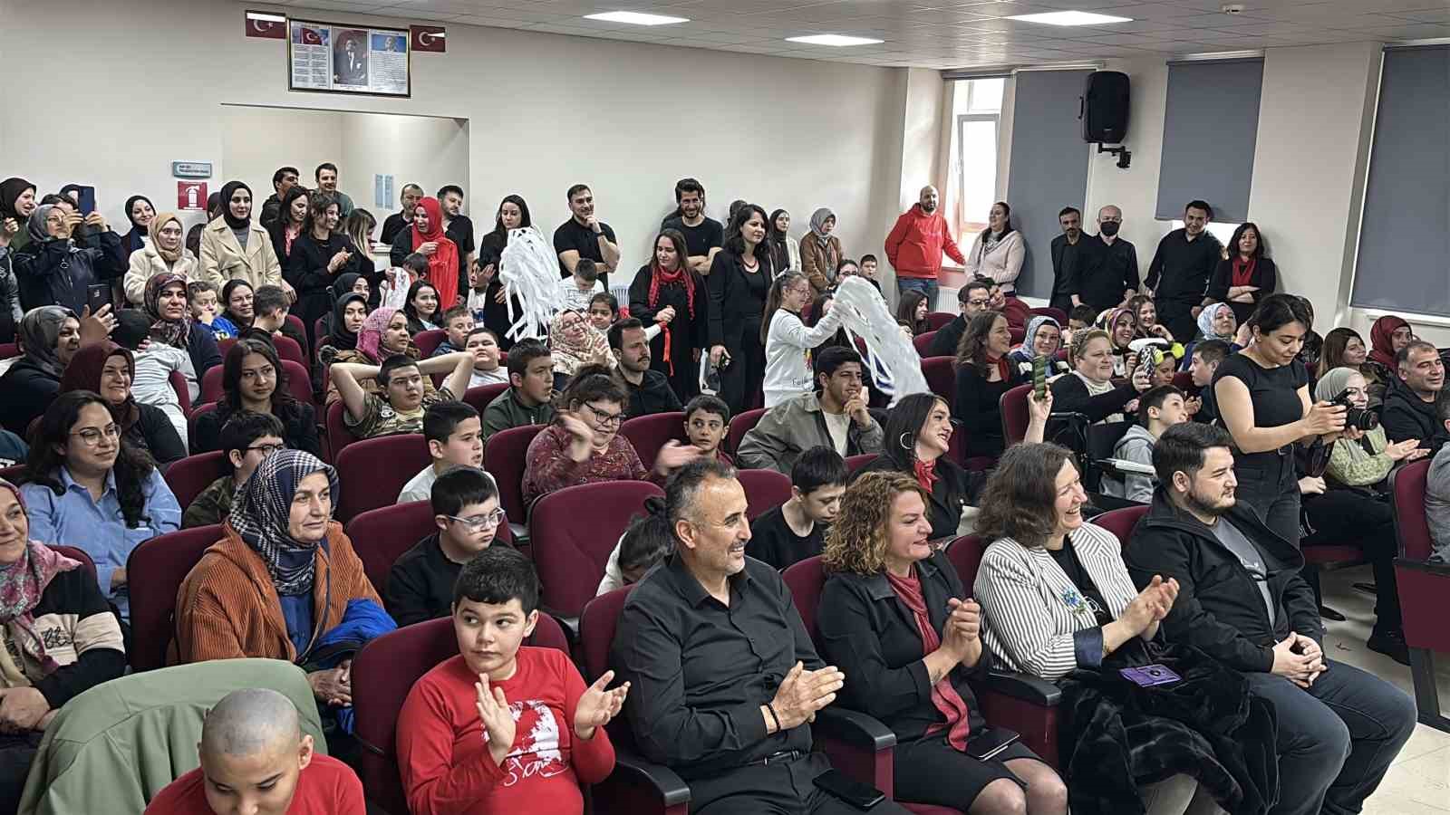 Bolu’da özel öğrencilerden renkli kutlama: Darbuka şovu alkış aldı
