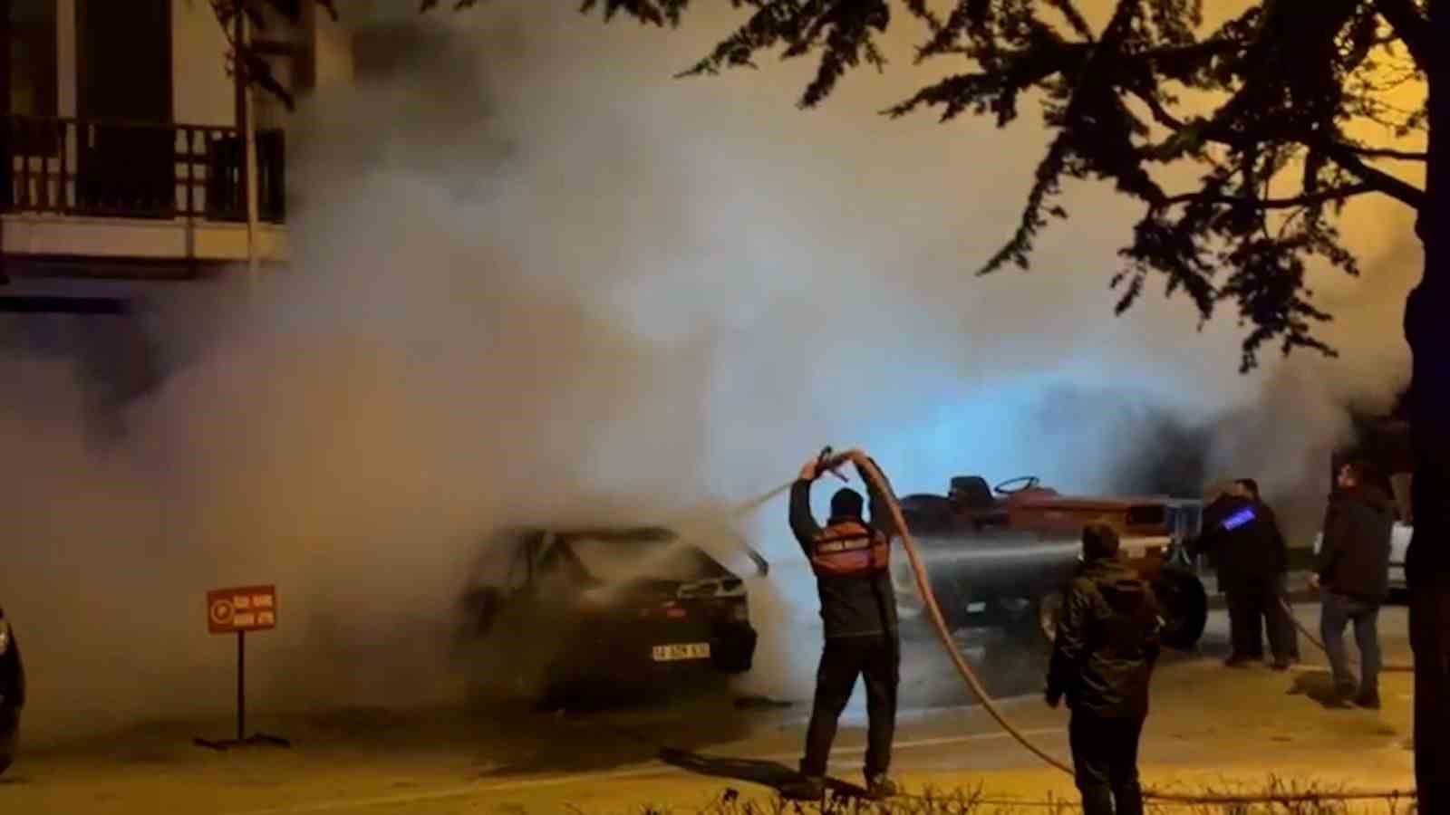 Bolu’da park halindeki otomobil alev alev yandı
