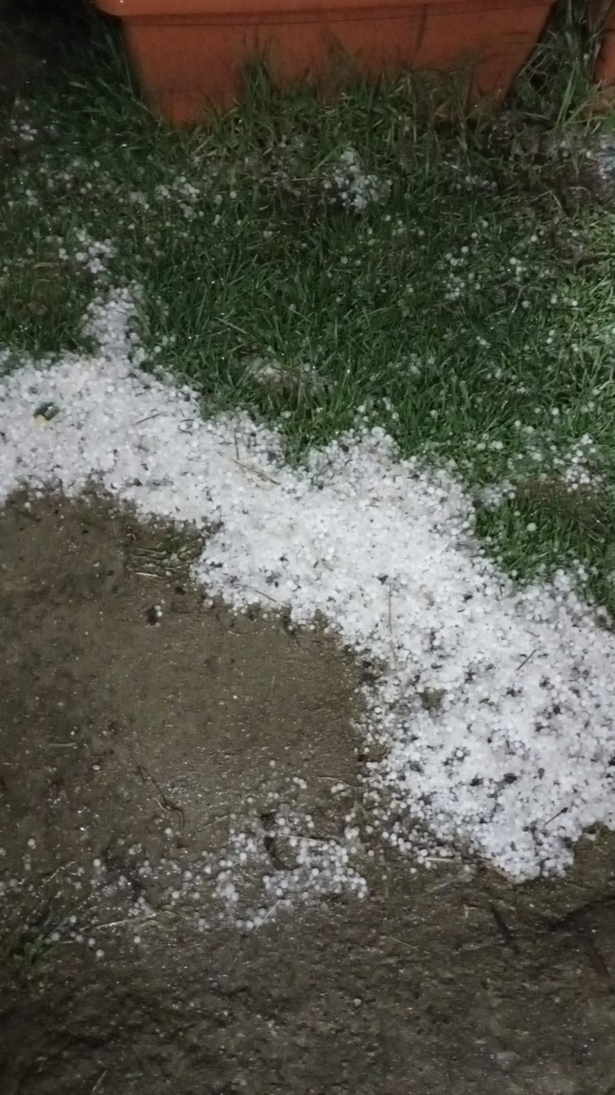 Bolu’da sabaha karşı yağan dolu yeşil alanları beyaza bürüdü
