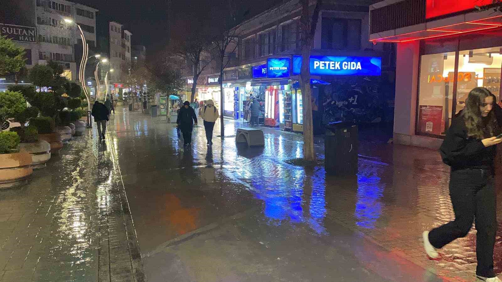 Bolu’da sağanak yağış etkili oluyor
