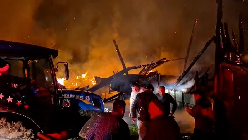 Bolu’da samanlığa yıldırım düştü: Samanlık ve traktör alev alev yandı
