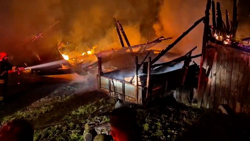 Bolu’da samanlığa yıldırım düştü: Samanlık ve traktör alev alev yandı
