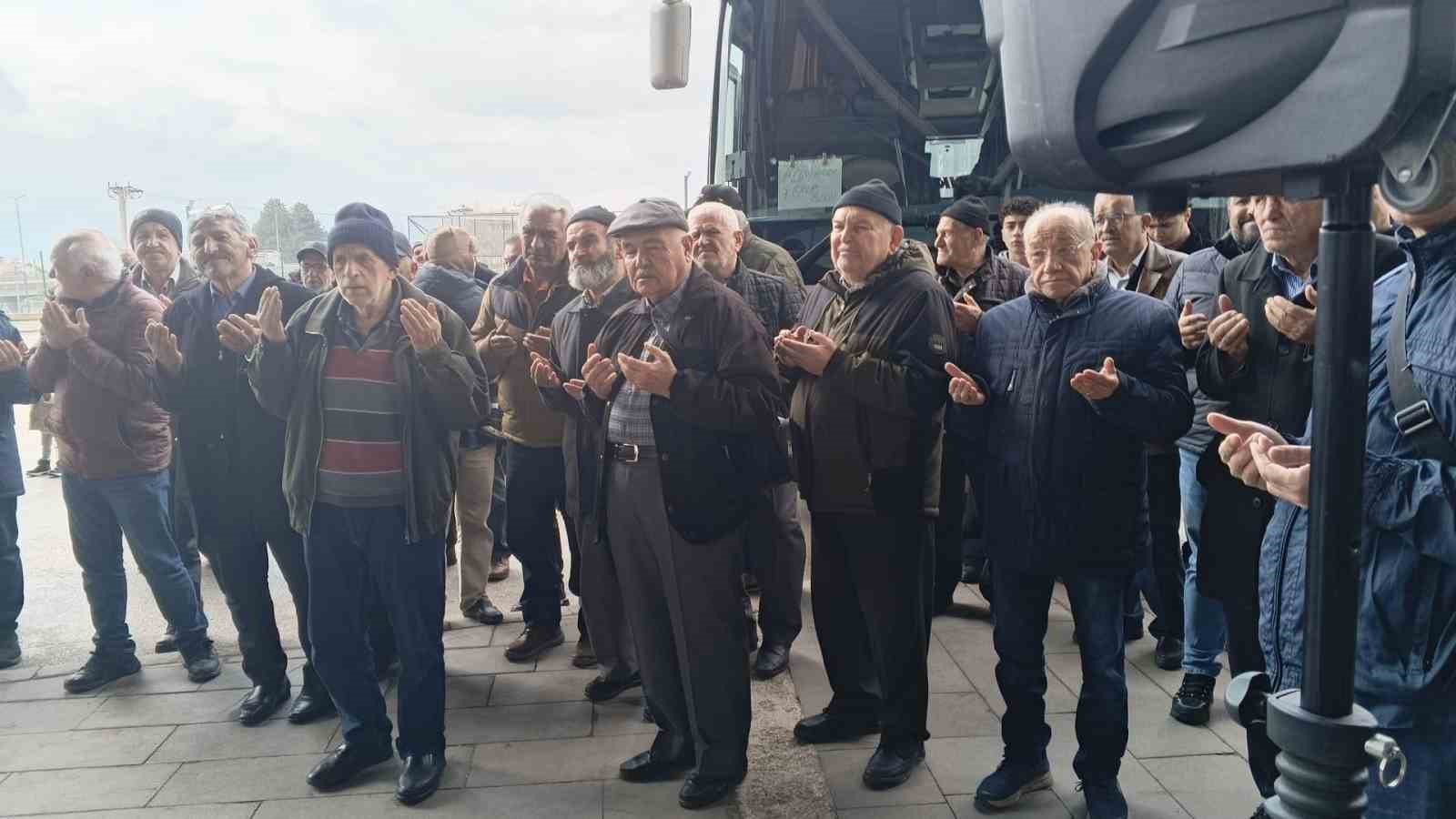 Bolu’da Şevval umresi için 25 kişilik kafile dualarla uğurlandı
