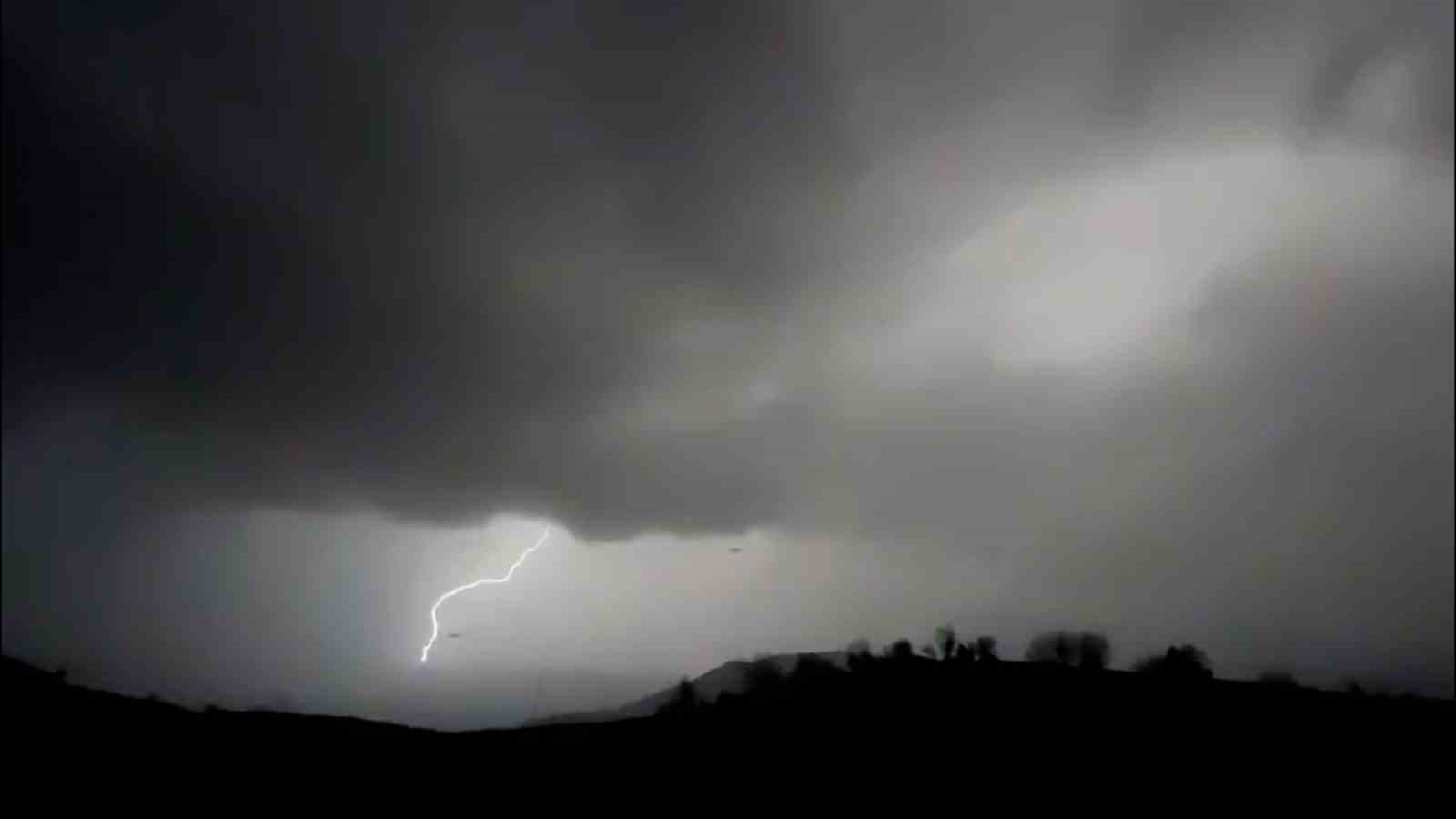Bolu’da şimşekler geceyi aydınlattı
